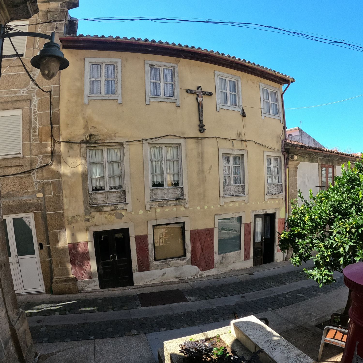 The three-storey ochre façade of the house on Largo da Valeta, with two street doors